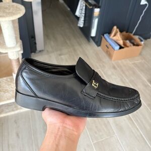 FLORSHEIM BLACK LEATHER LOAFERS WITH GOLD BUCKLE